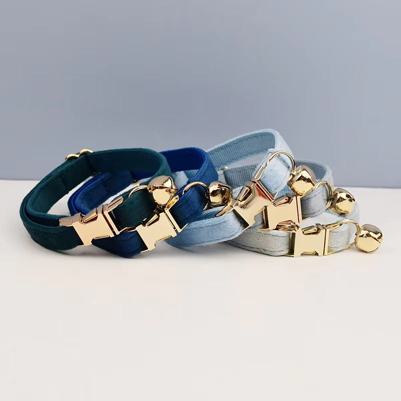 Velvet Royal kattenhalsband met belletje Strik blauw