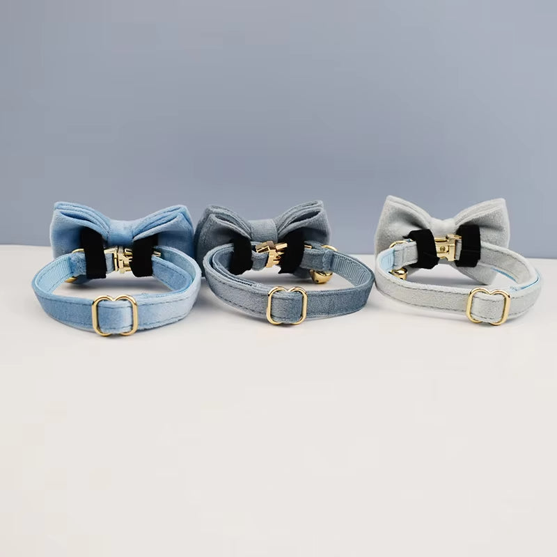 Velvet Royal kattenhalsband met belletje Strik blauw