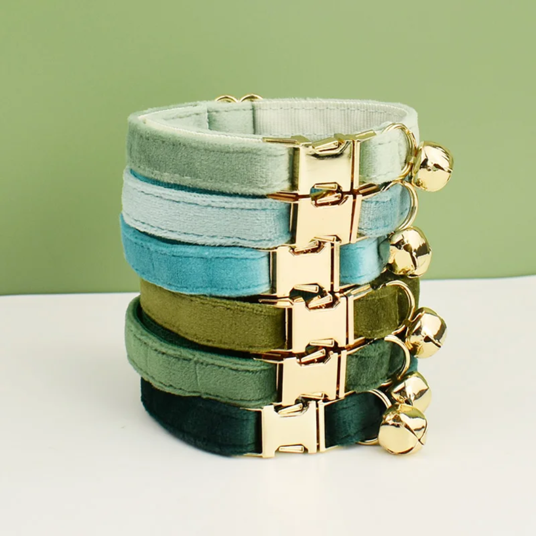 Velvet Royal kattenhalsband met Belletje & verwijderbare Strik groen